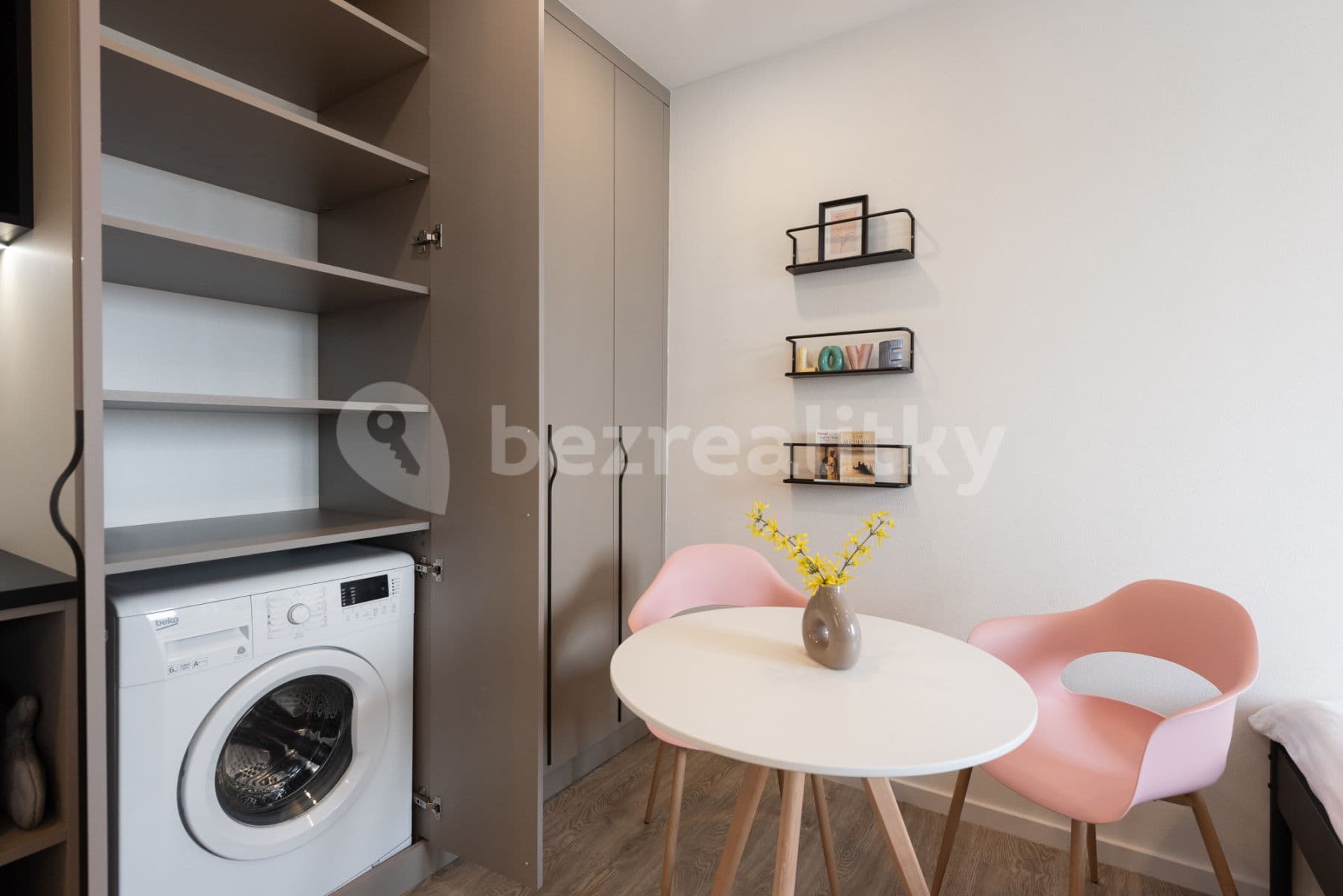 Pronájem bytu  30 m², Moravská, Praha, Praha
