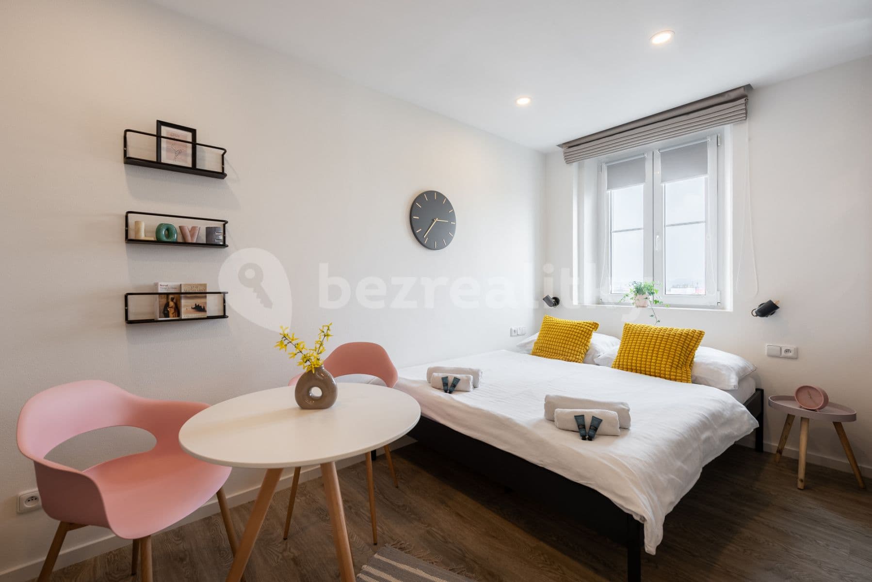 Pronájem bytu  30 m², Moravská, Praha, Praha
