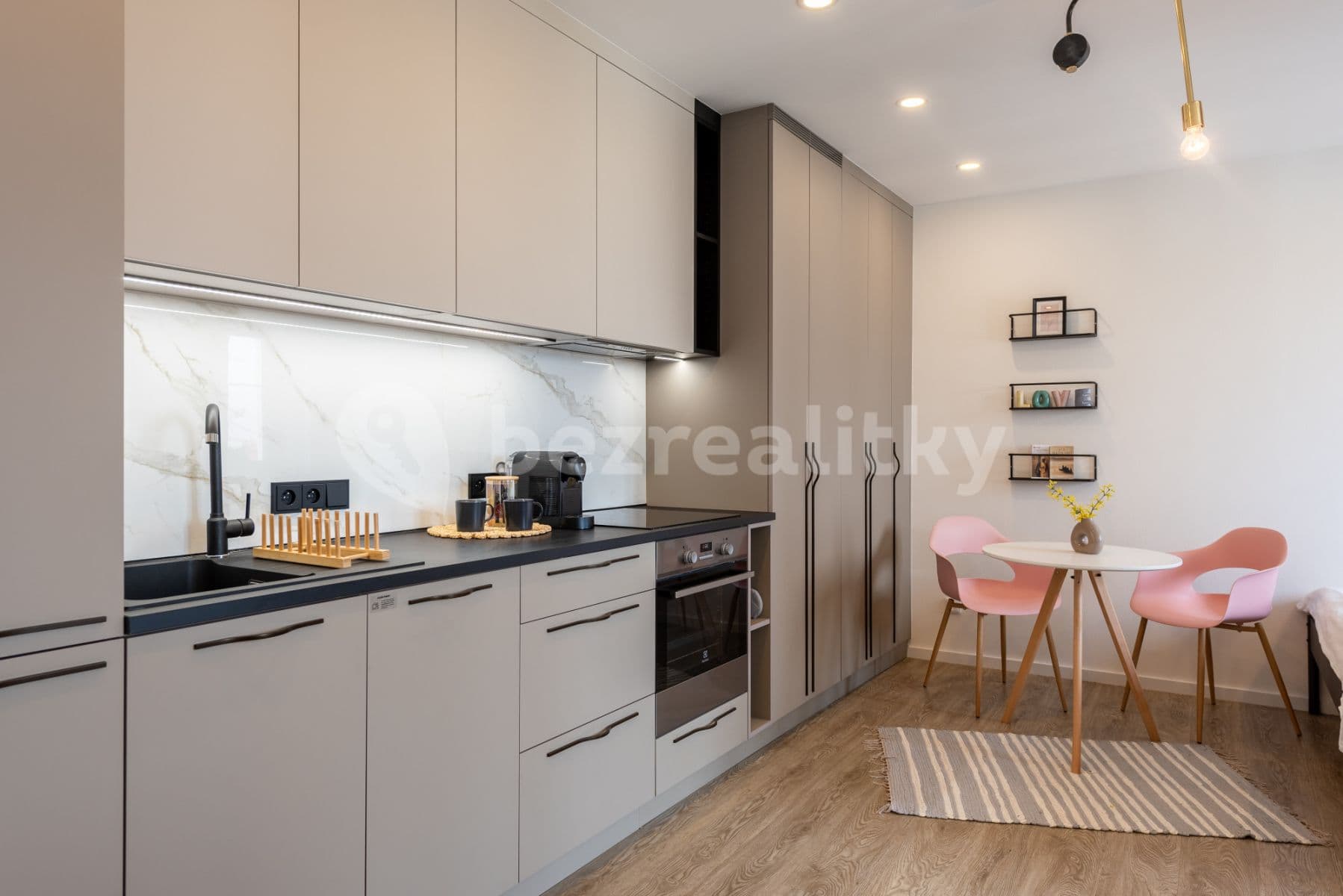Pronájem bytu  30 m², Moravská, Praha, Praha