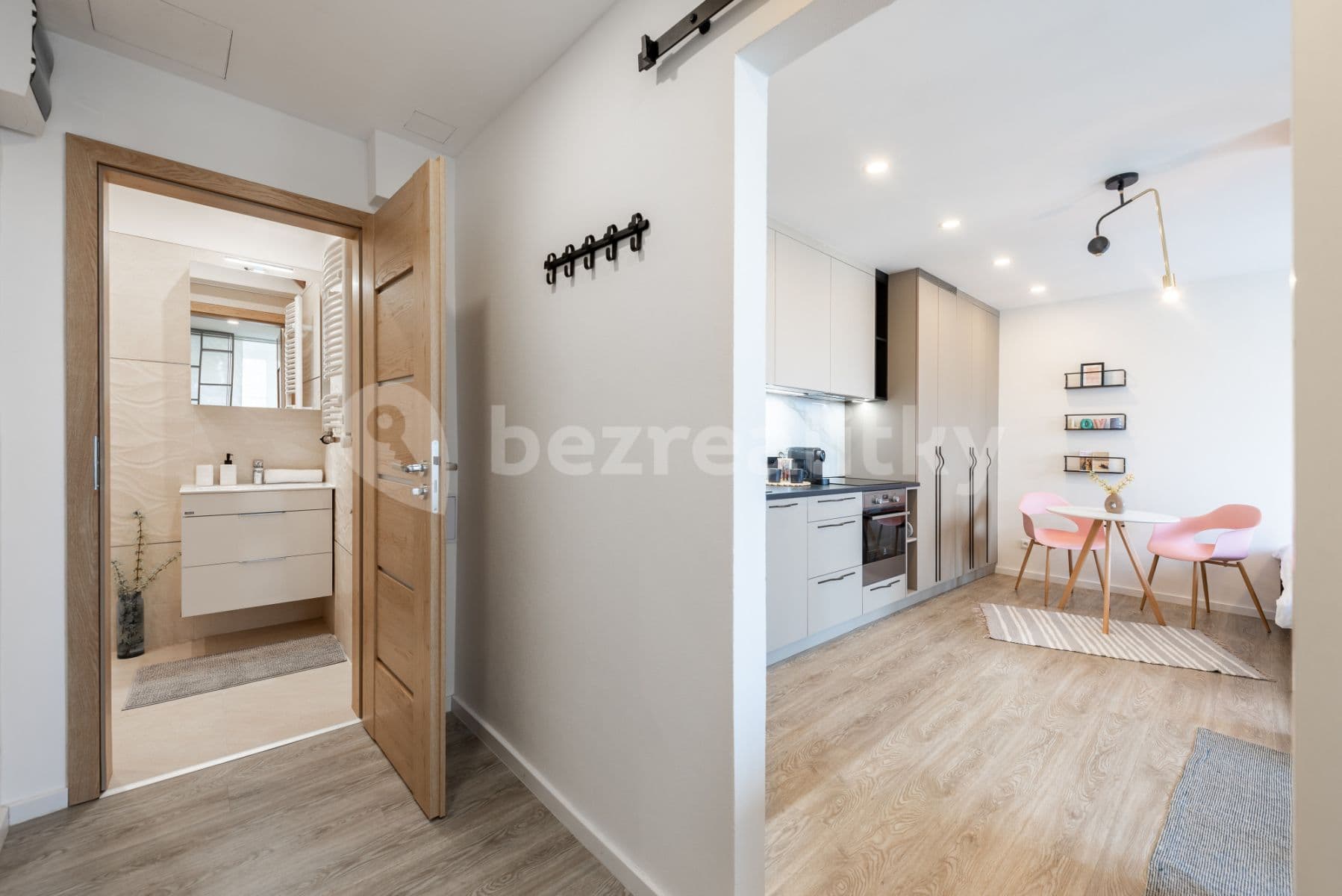 Pronájem bytu  30 m², Moravská, Praha, Praha