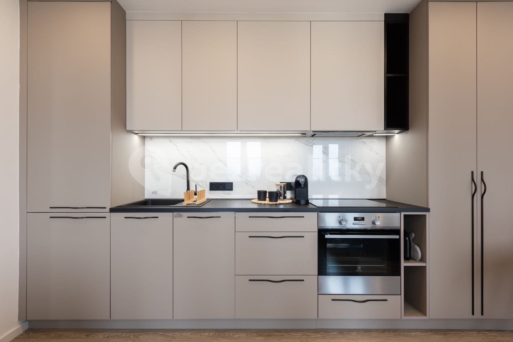 Pronájem bytu  30 m², Moravská, Praha, Praha