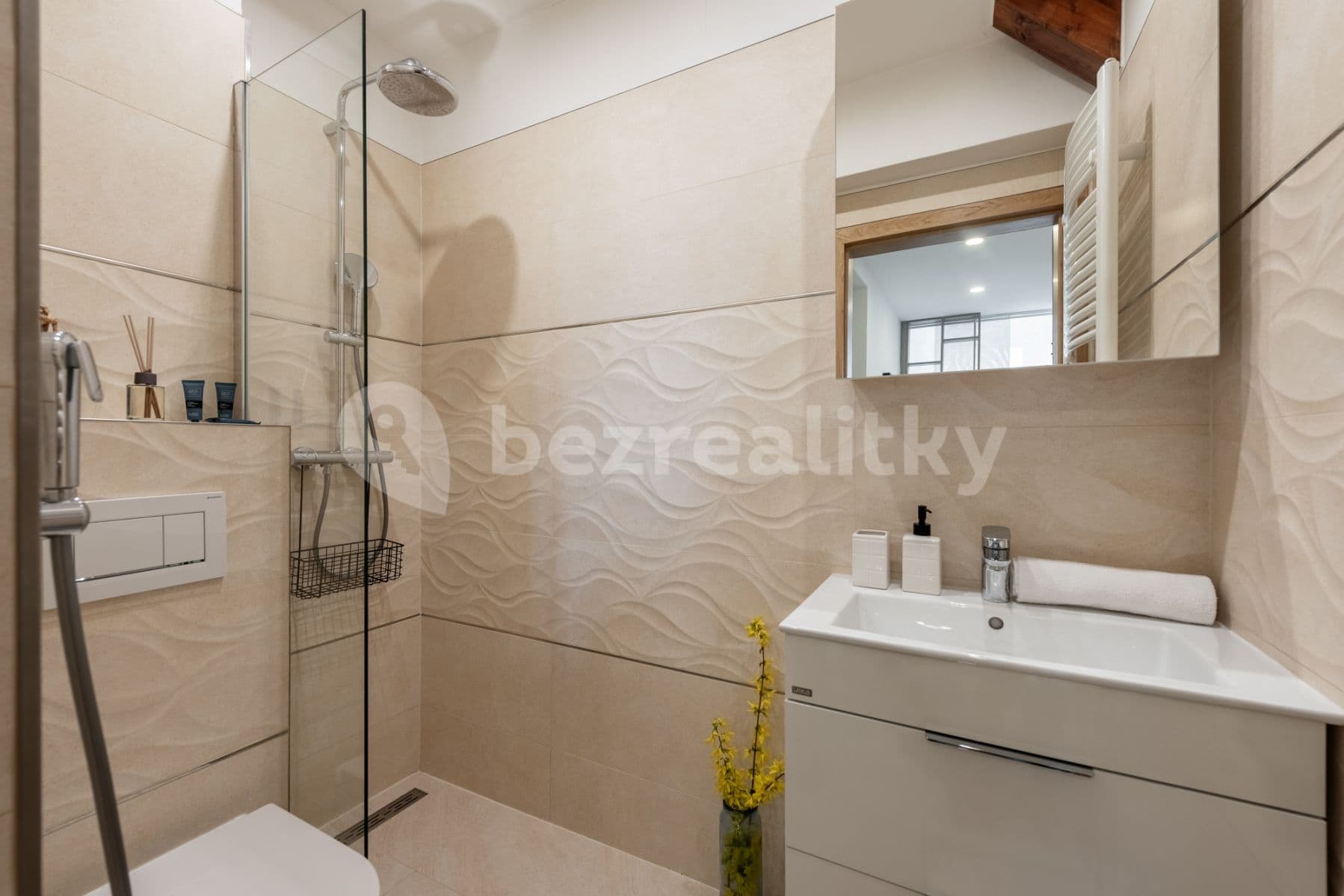 Pronájem bytu  30 m², Moravská, Praha, Praha