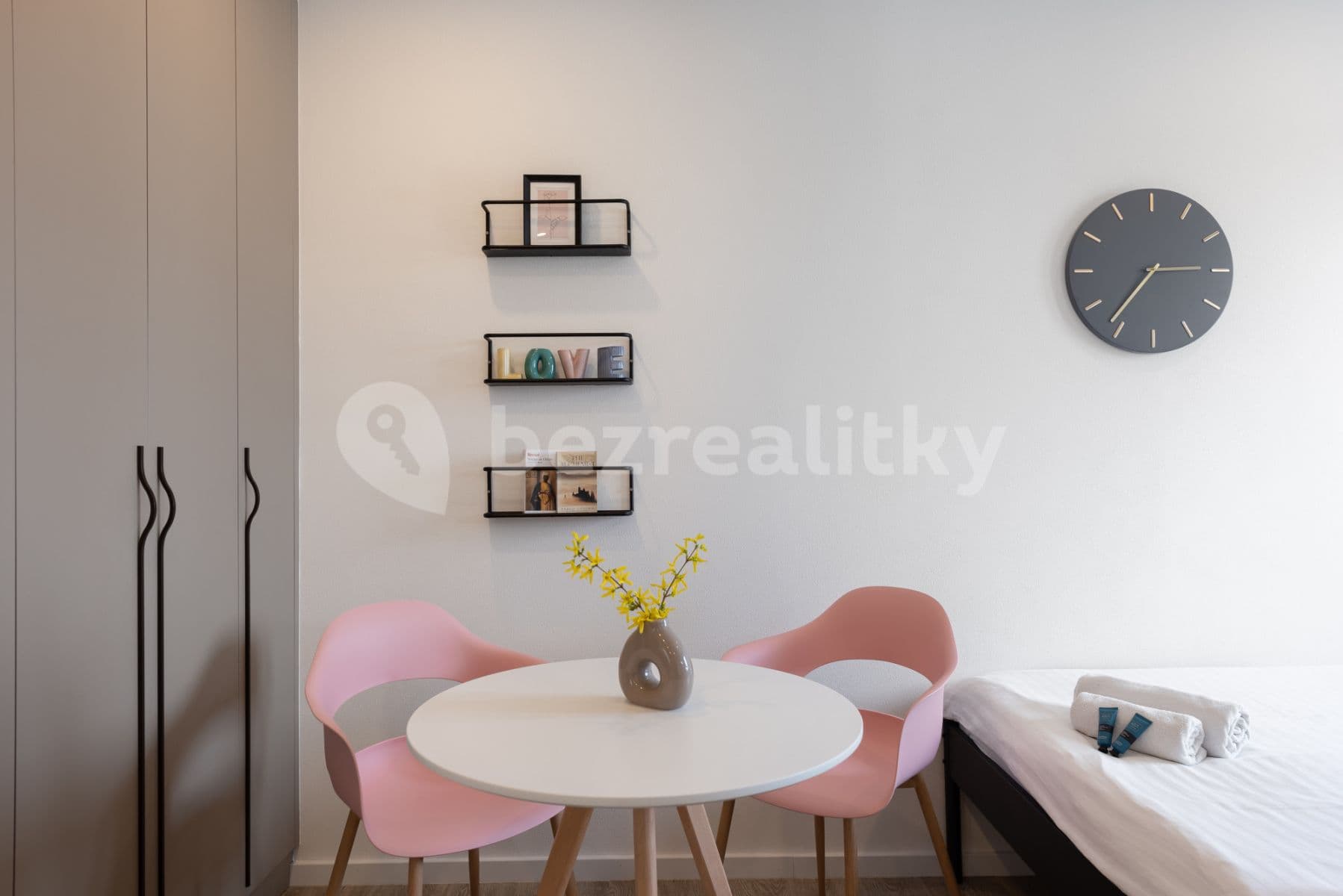 Pronájem bytu  30 m², Moravská, Praha, Praha