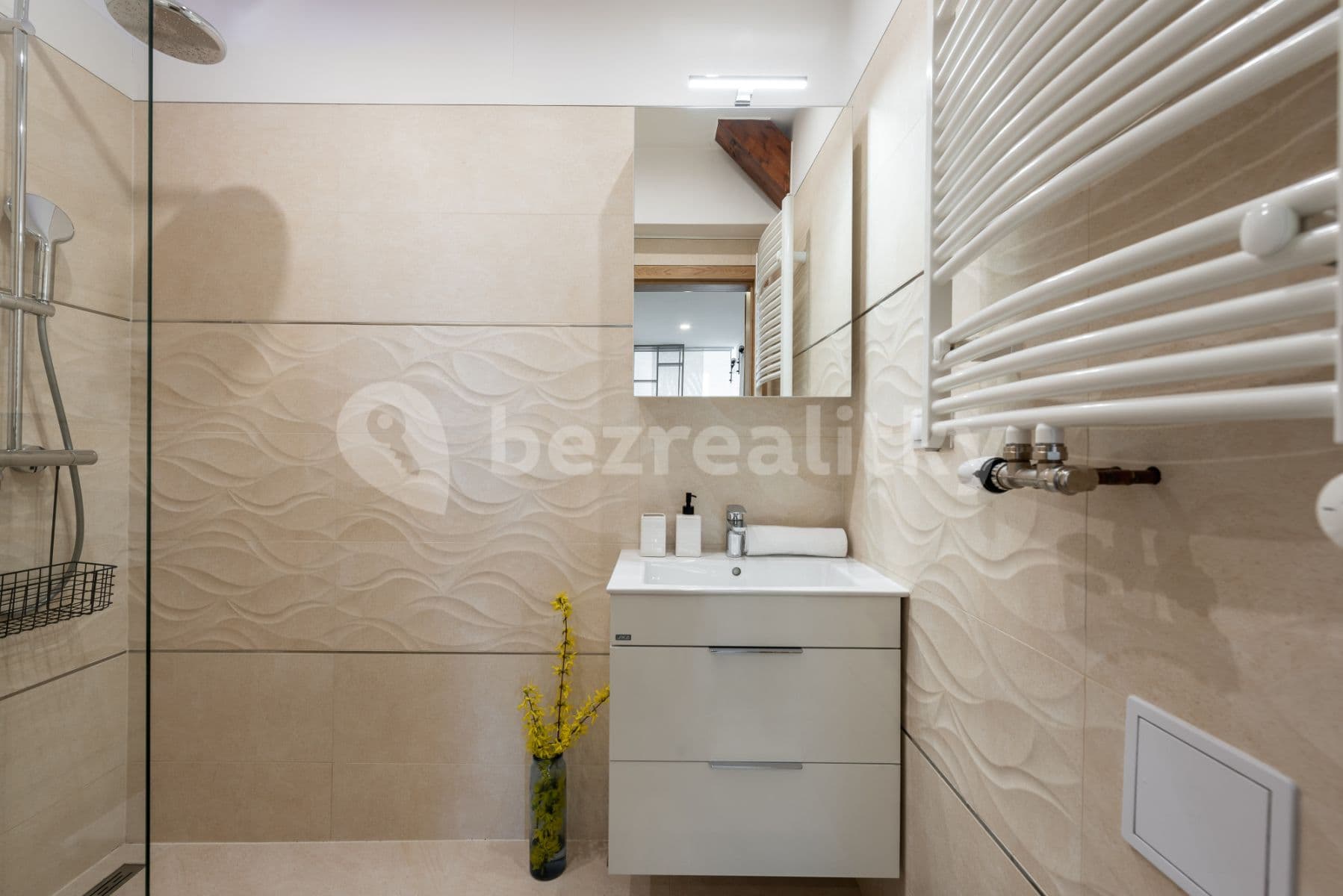 Pronájem bytu  30 m², Moravská, Praha, Praha