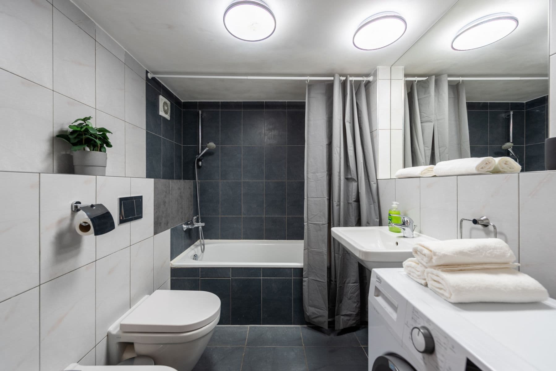 Pronájem bytu  143 m², Křižíkova, Praha, Praha