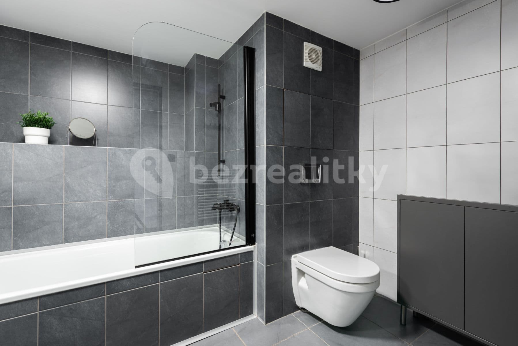 Pronájem bytu  72 m², Křižíkova, Praha, Praha
