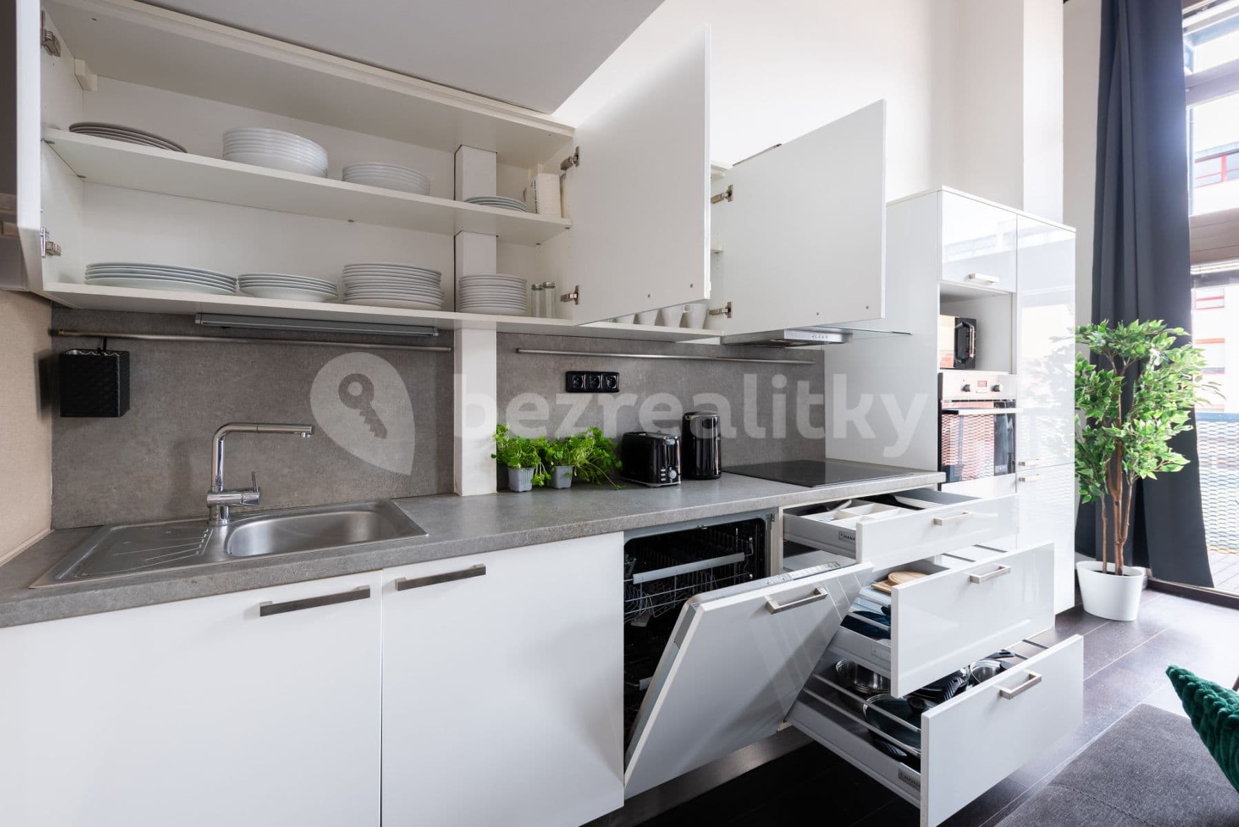 Pronájem bytu  72 m², Křižíkova, Praha, Praha