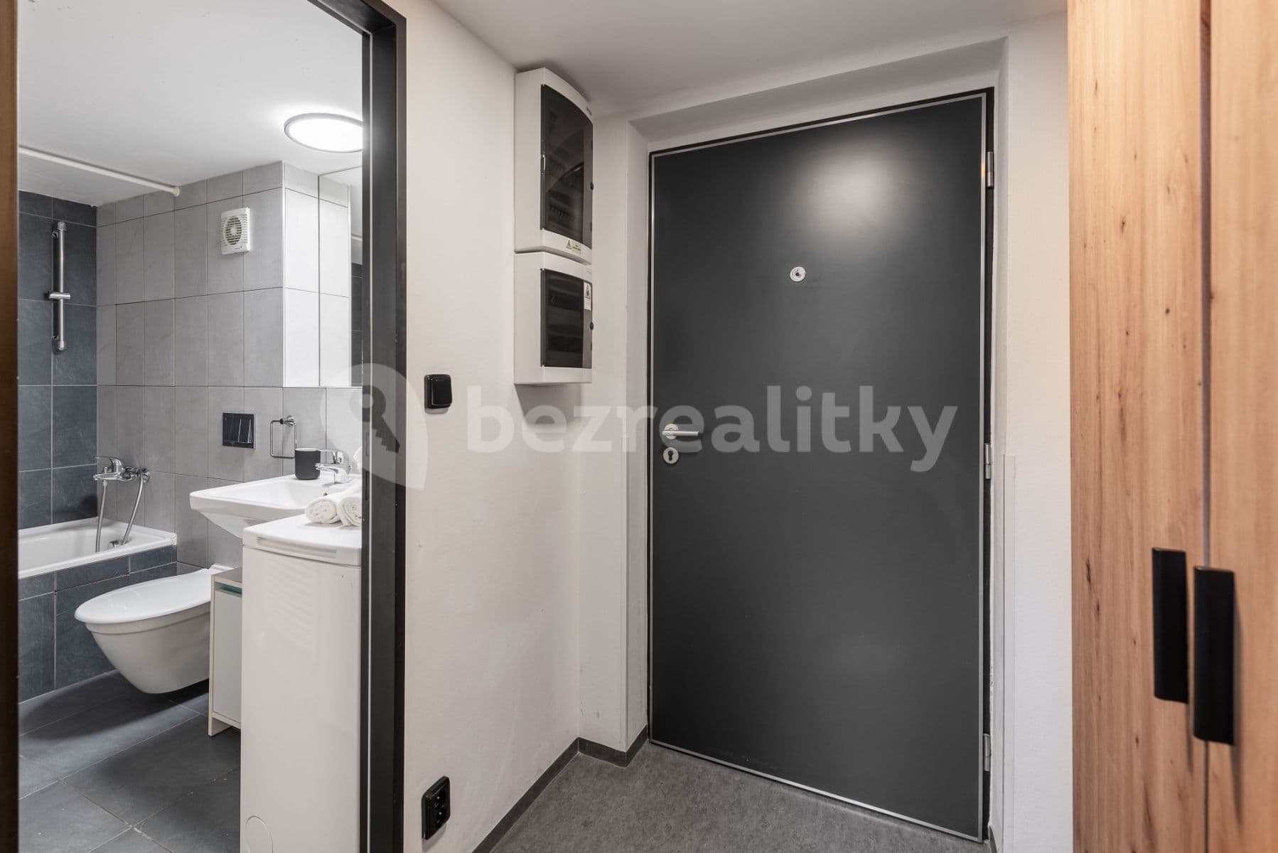 Pronájem bytu  65 m², Křižíkova, Praha, Praha