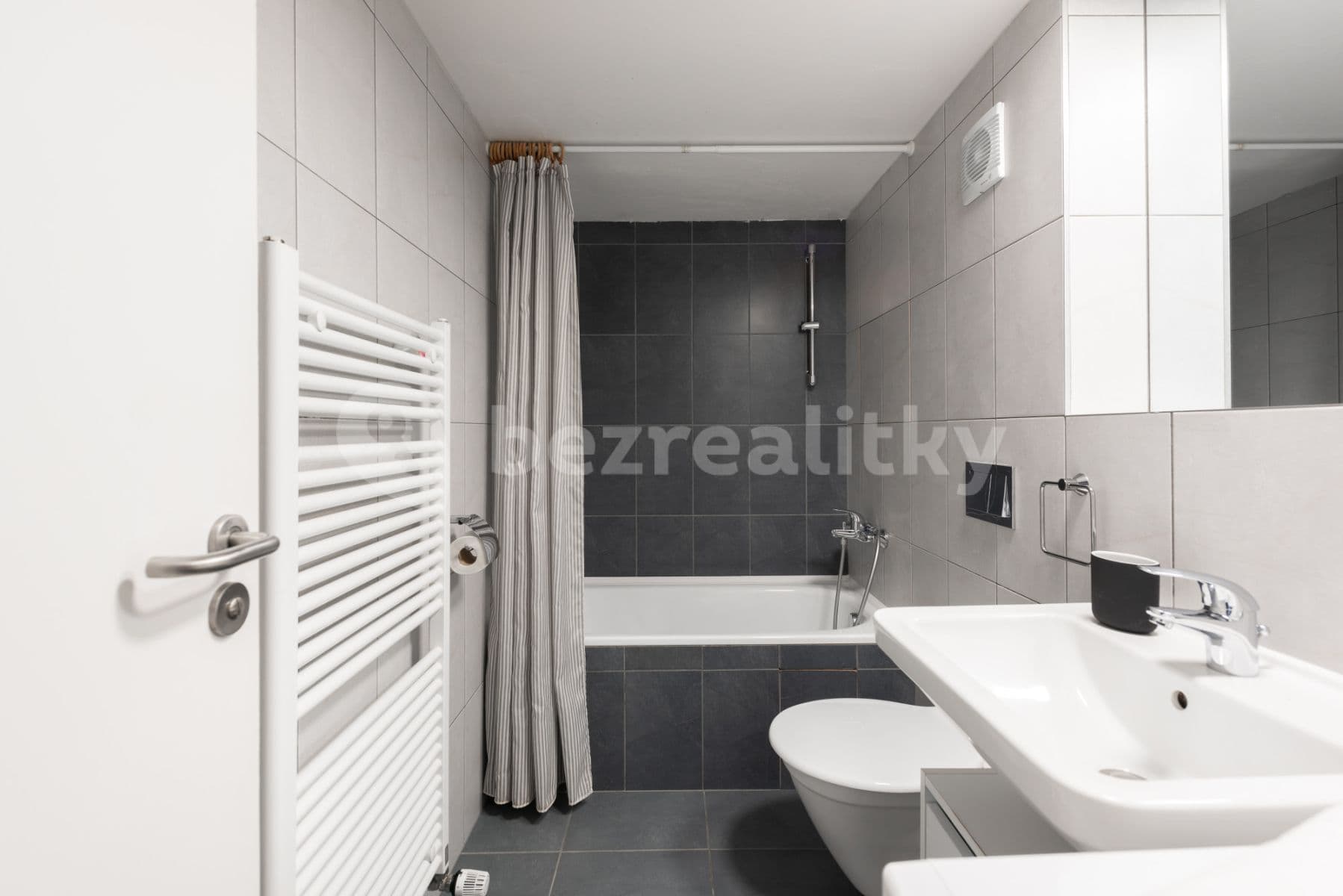 Pronájem bytu  65 m², Křižíkova, Praha, Praha