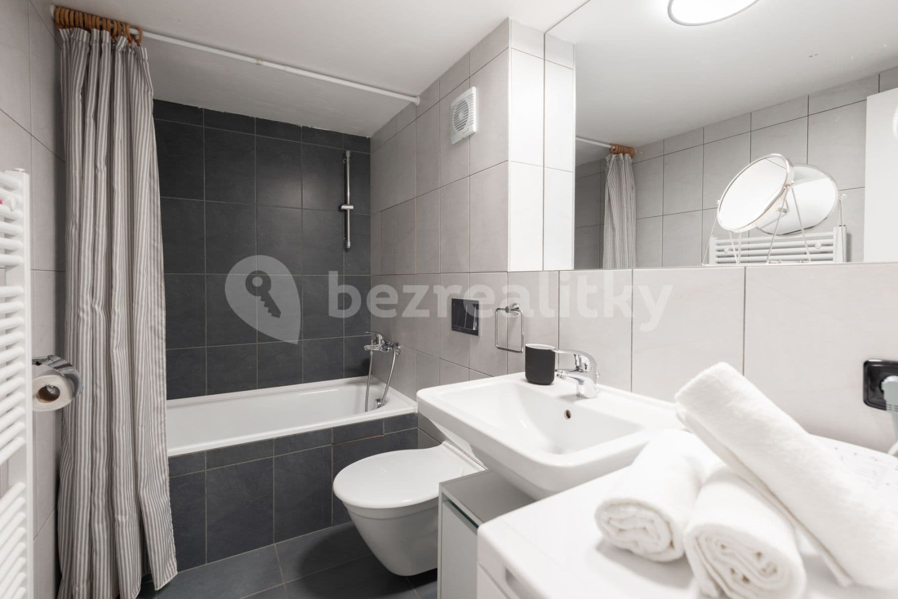 Pronájem bytu  65 m², Křižíkova, Praha, Praha