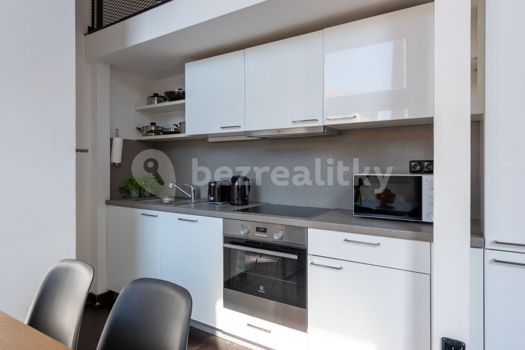 Pronájem bytu  72 m², Křižíkova, Praha, Praha