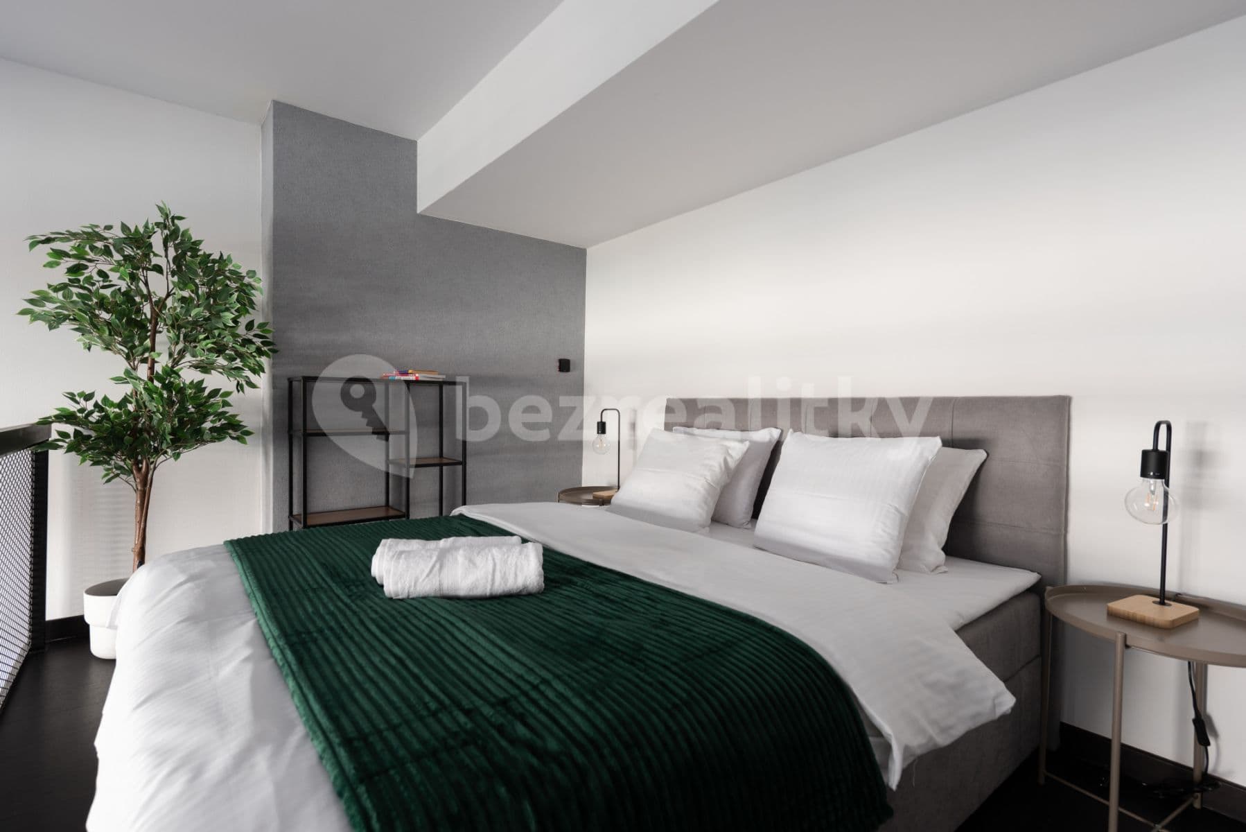 Pronájem bytu  65 m², Křižíkova, Praha, Praha