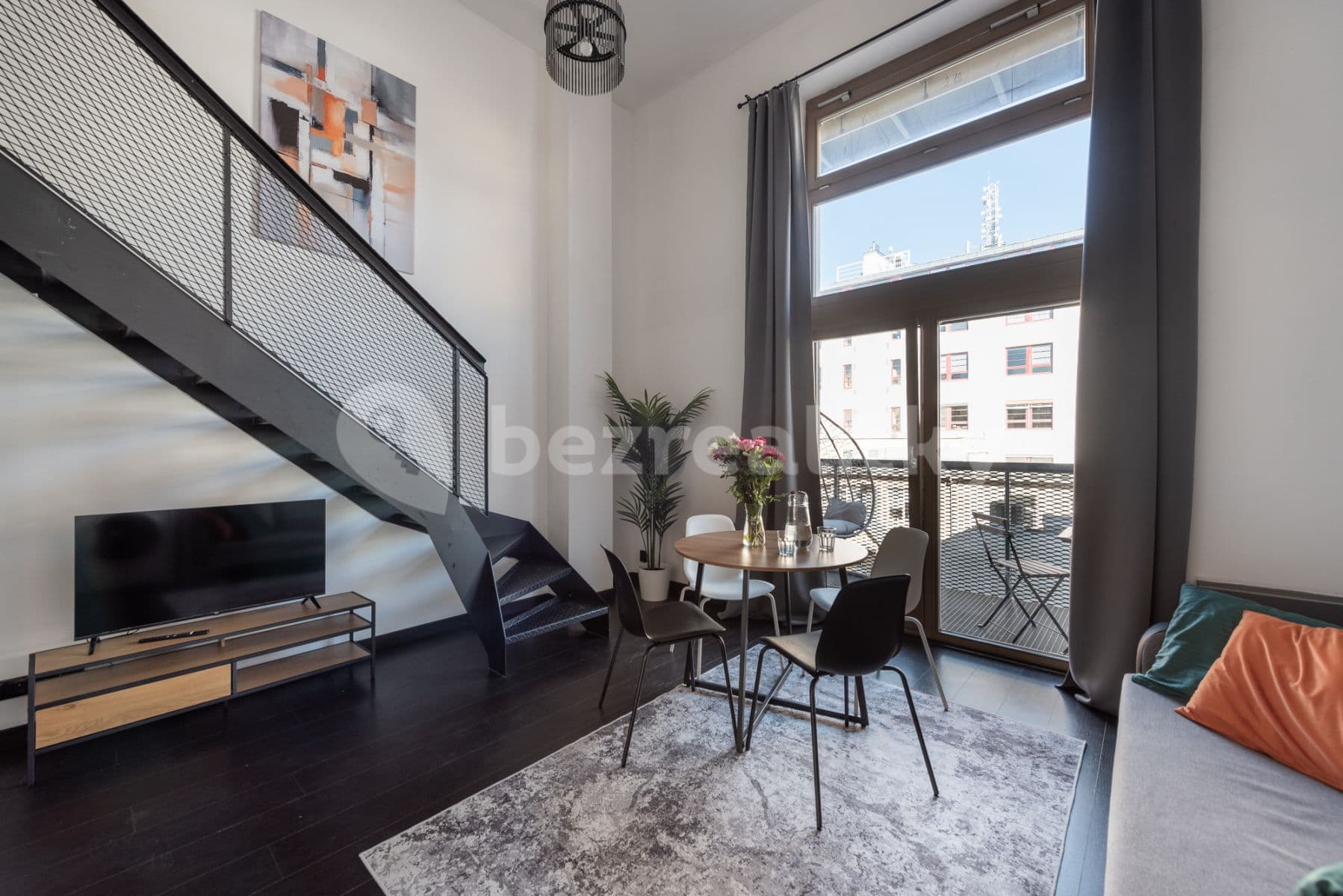 Pronájem bytu  65 m², Křižíkova, Praha, Praha
