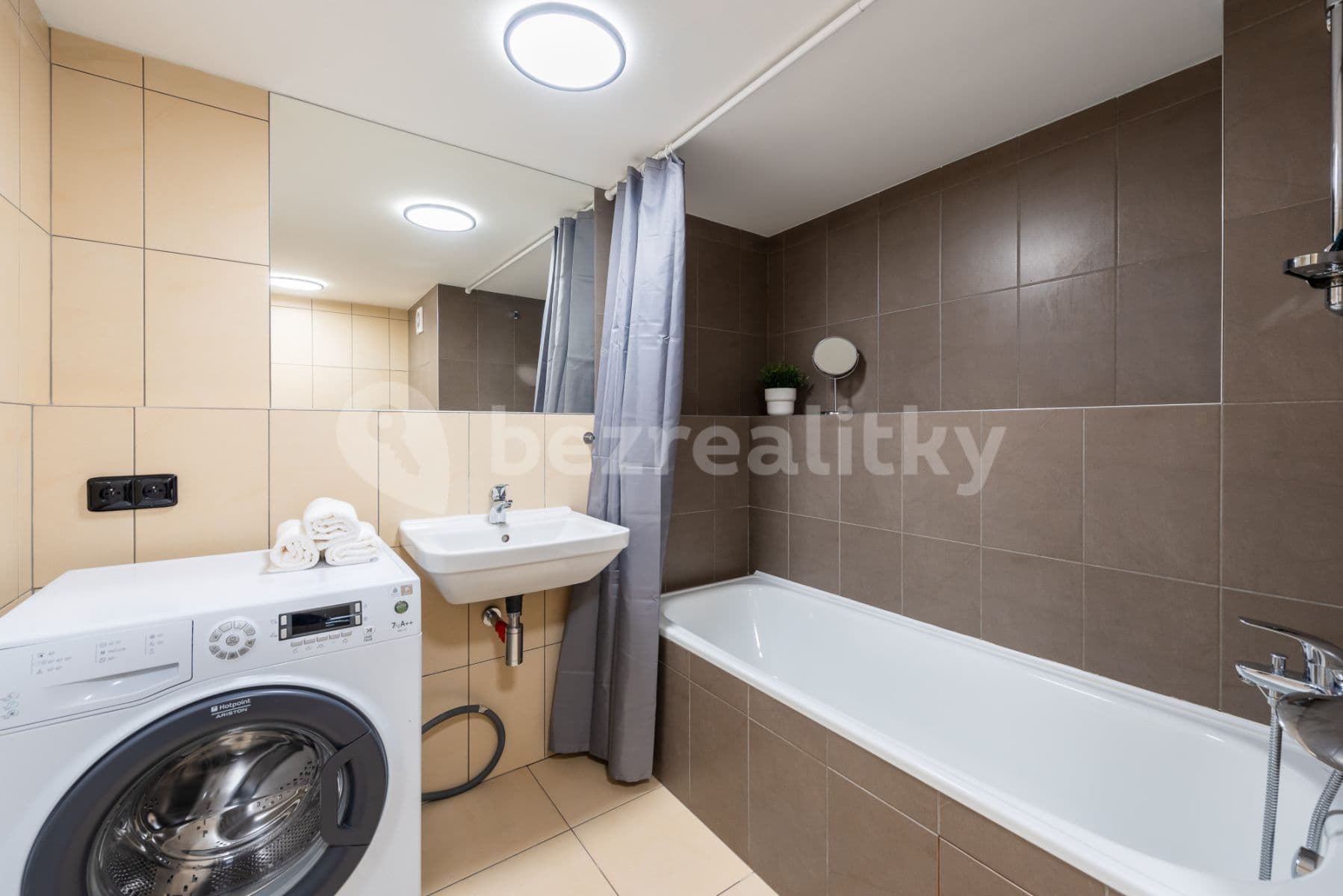 Pronájem bytu  72 m², Křižíkova, Praha, Praha