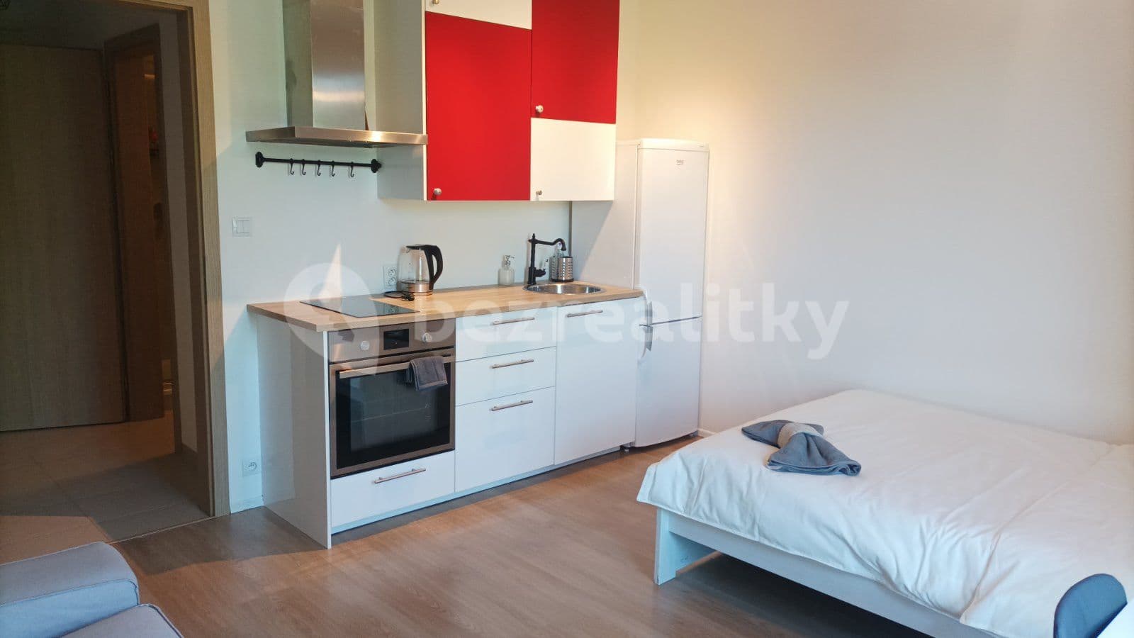 Pronájem bytu  29 m², Plzeňská, Praha, Praha