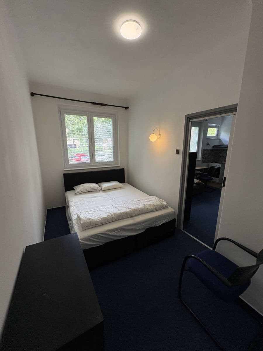 Pronájem bytu  40 m², Humpolecká, Praha, Praha