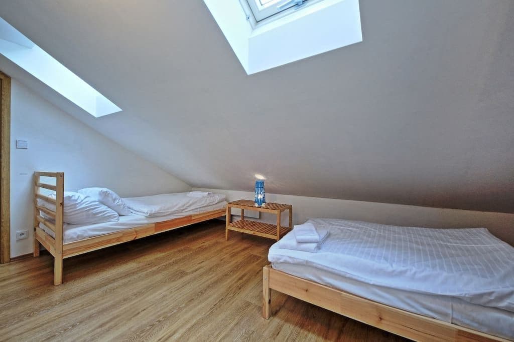 Pronájem bytu  110 m², Na Bojišti, Praha, Praha