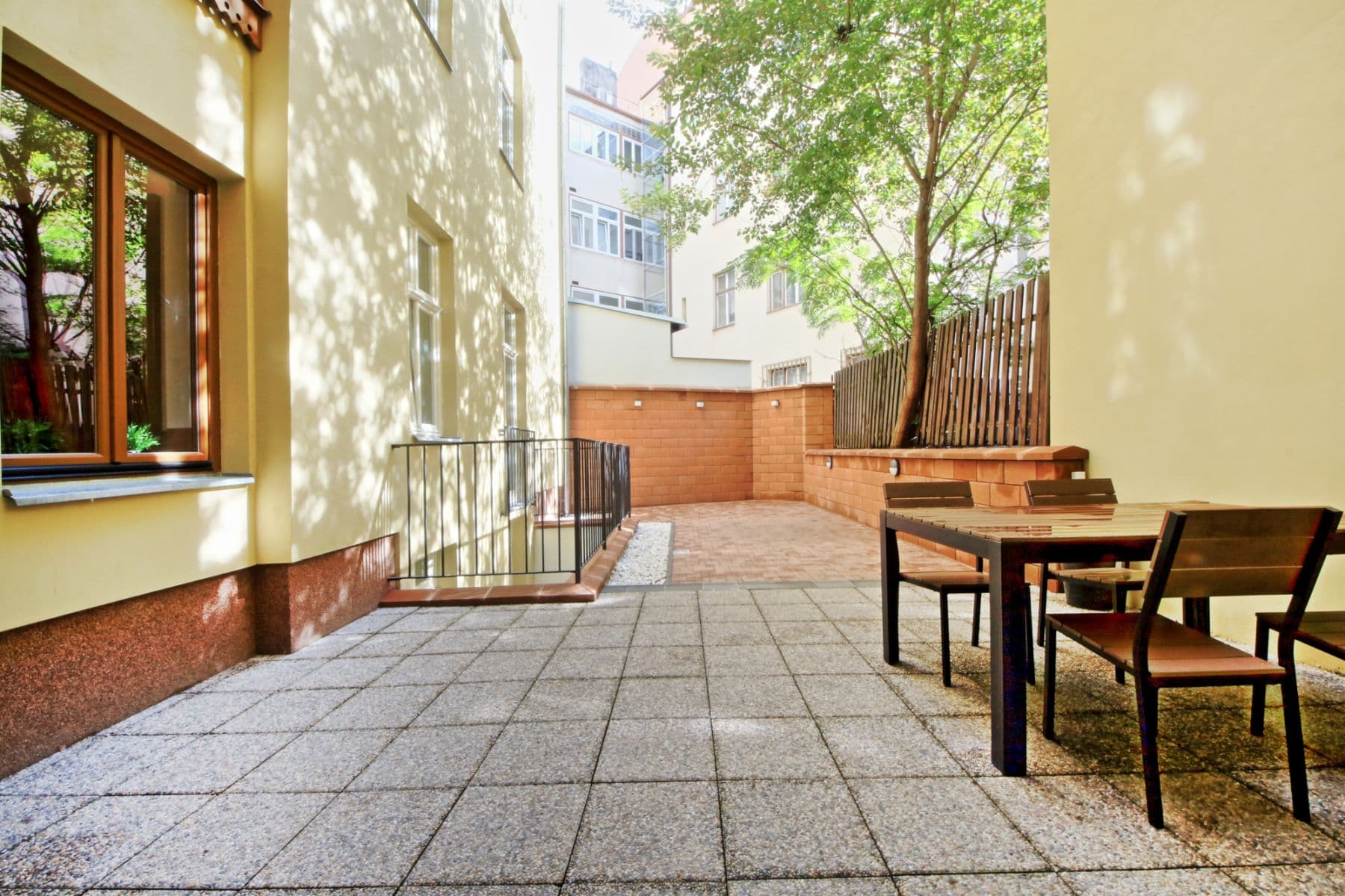 Pronájem bytu  110 m², Na Bojišti, Praha, Praha