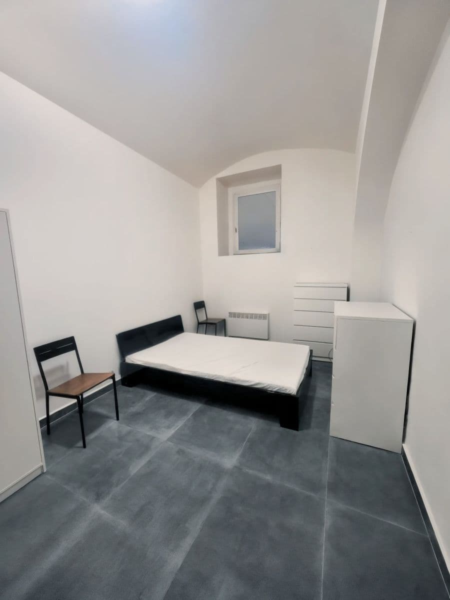 Pronájem bytu  30 m², U Nikolajky, Praha, Praha