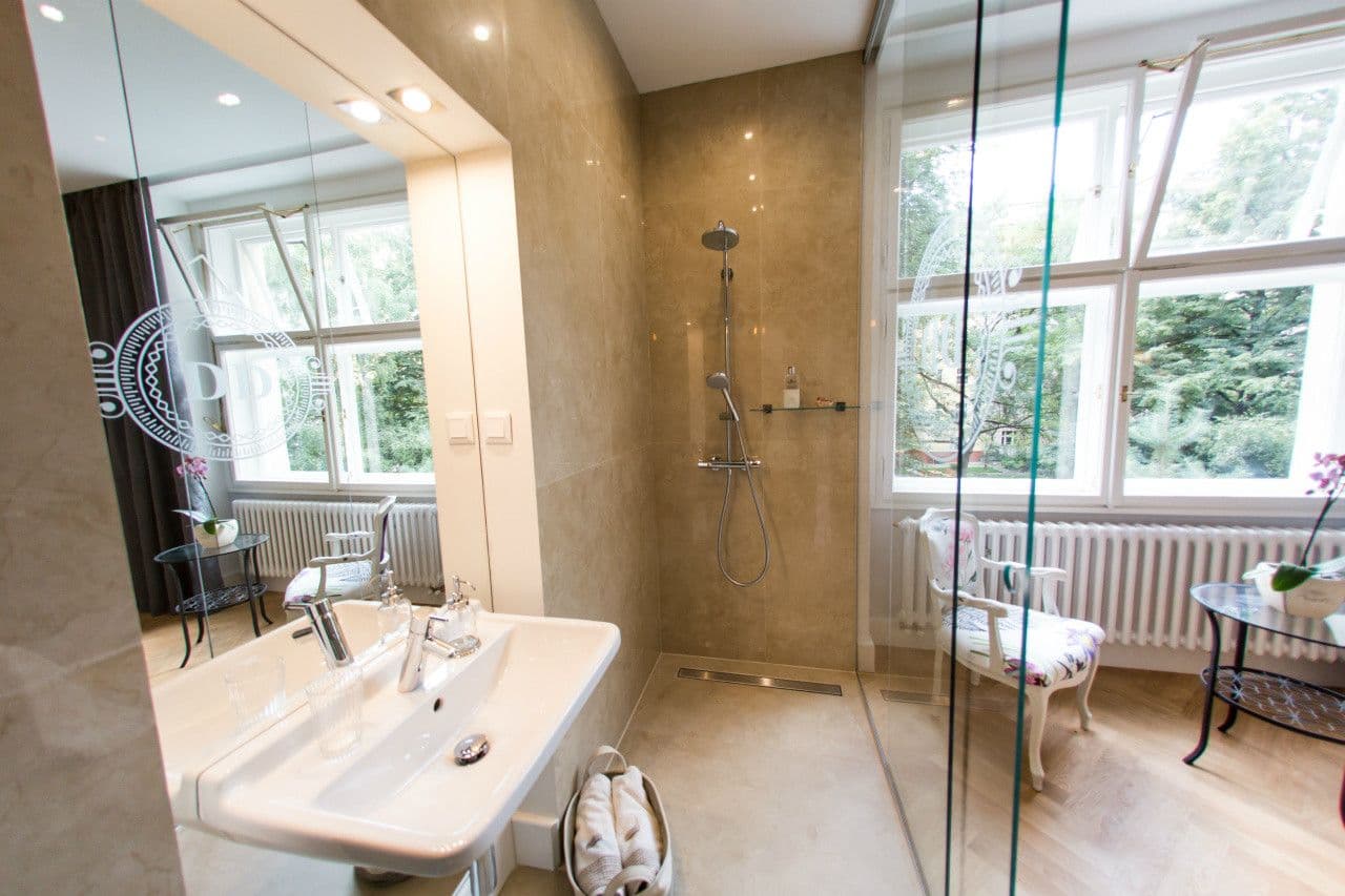 Pronájem bytu  80 m², Na Hutích, Praha, Praha