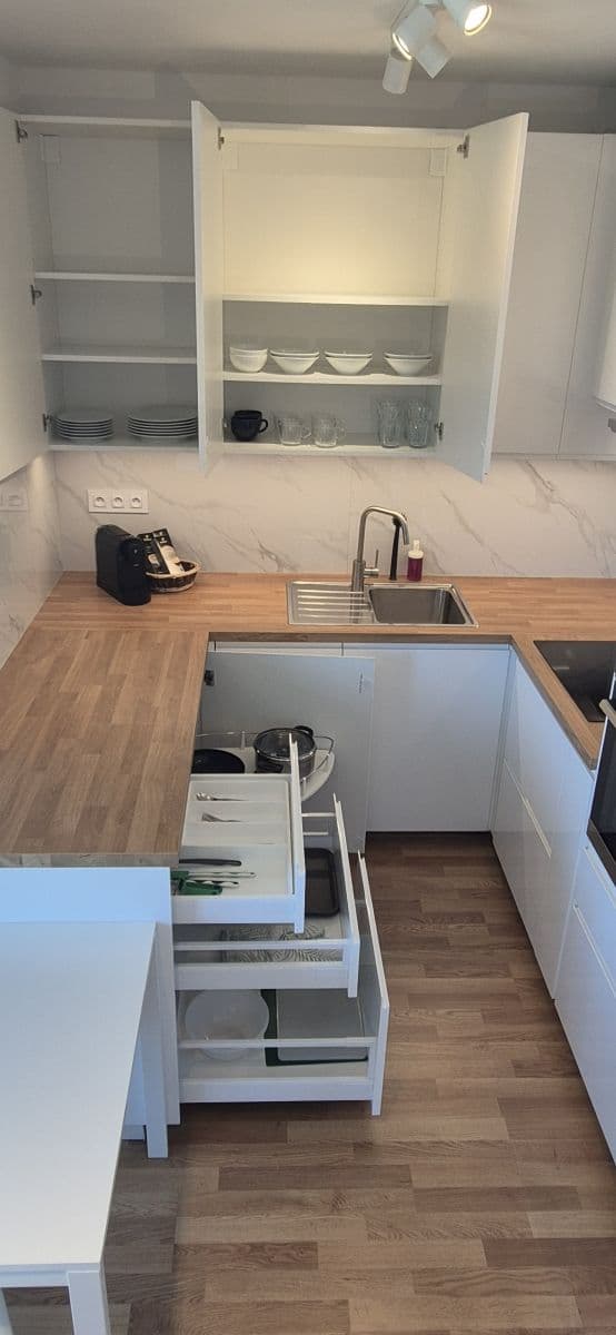 Pronájem bytu  45 m², Zvěřinova, Praha, Praha