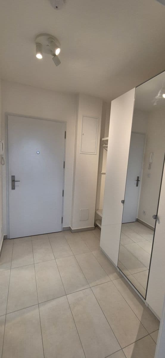 Pronájem bytu  45 m², Zvěřinova, Praha, Praha