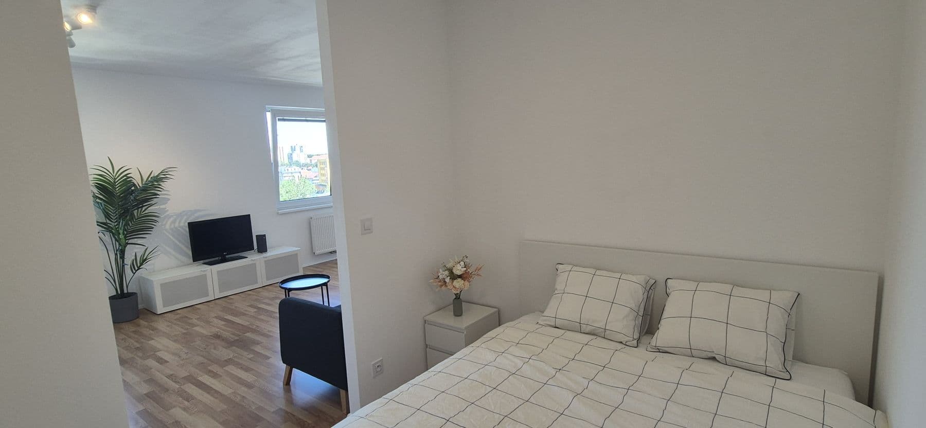 Pronájem bytu  45 m², Zvěřinova, Praha, Praha