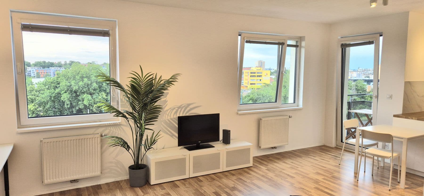 Pronájem bytu  45 m², Zvěřinova, Praha, Praha
