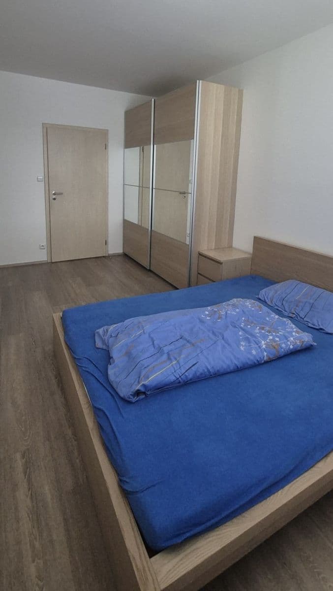 Pronájem bytu  52 m², Pod Harfou, Praha, Praha