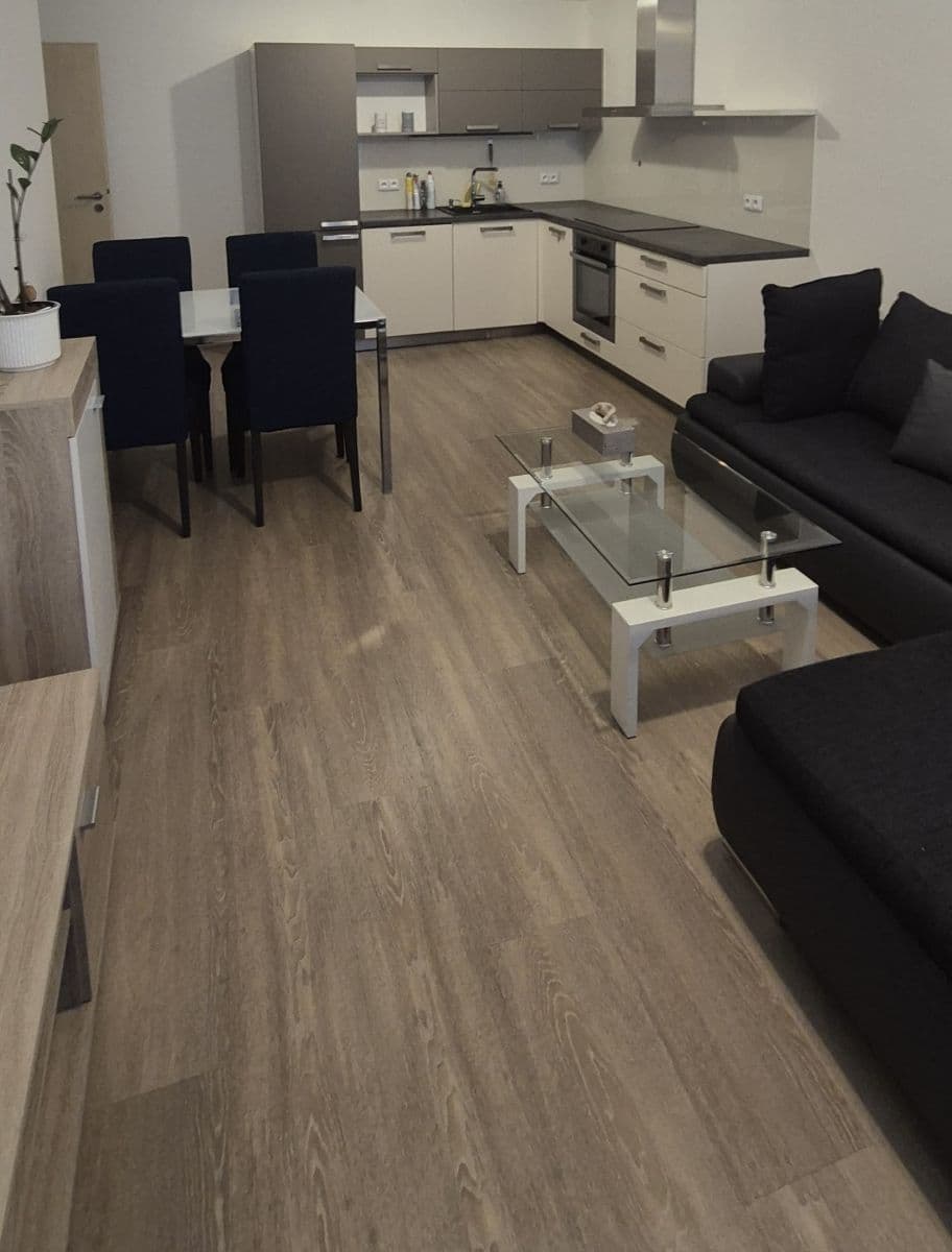 Pronájem bytu  52 m², Pod Harfou, Praha, Praha