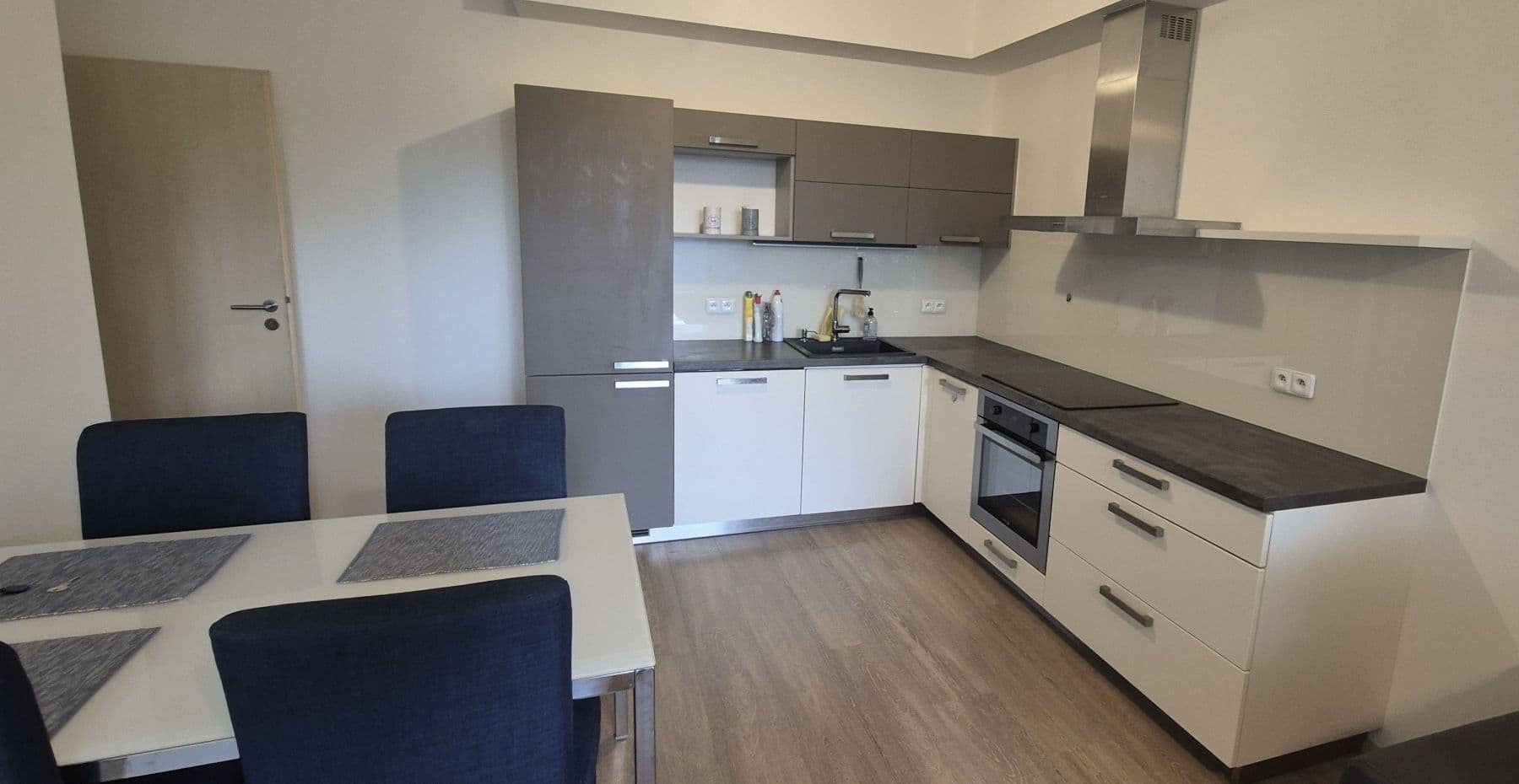 Pronájem bytu  52 m², Pod Harfou, Praha, Praha
