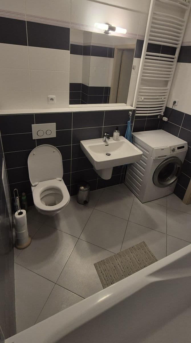 Pronájem bytu  52 m², Pod Harfou, Praha, Praha