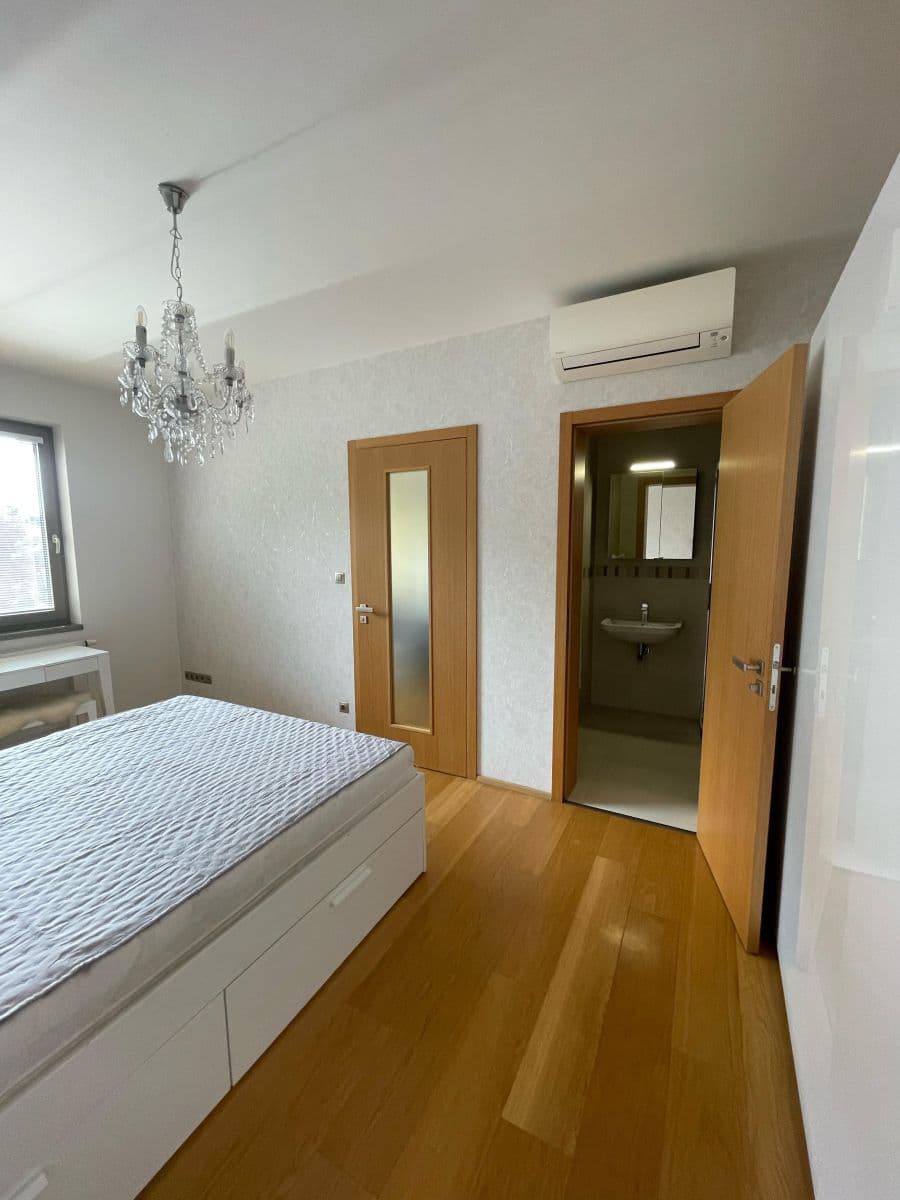 Pronájem bytu  49 m², U Okrouhlíku c, Praha, Praha