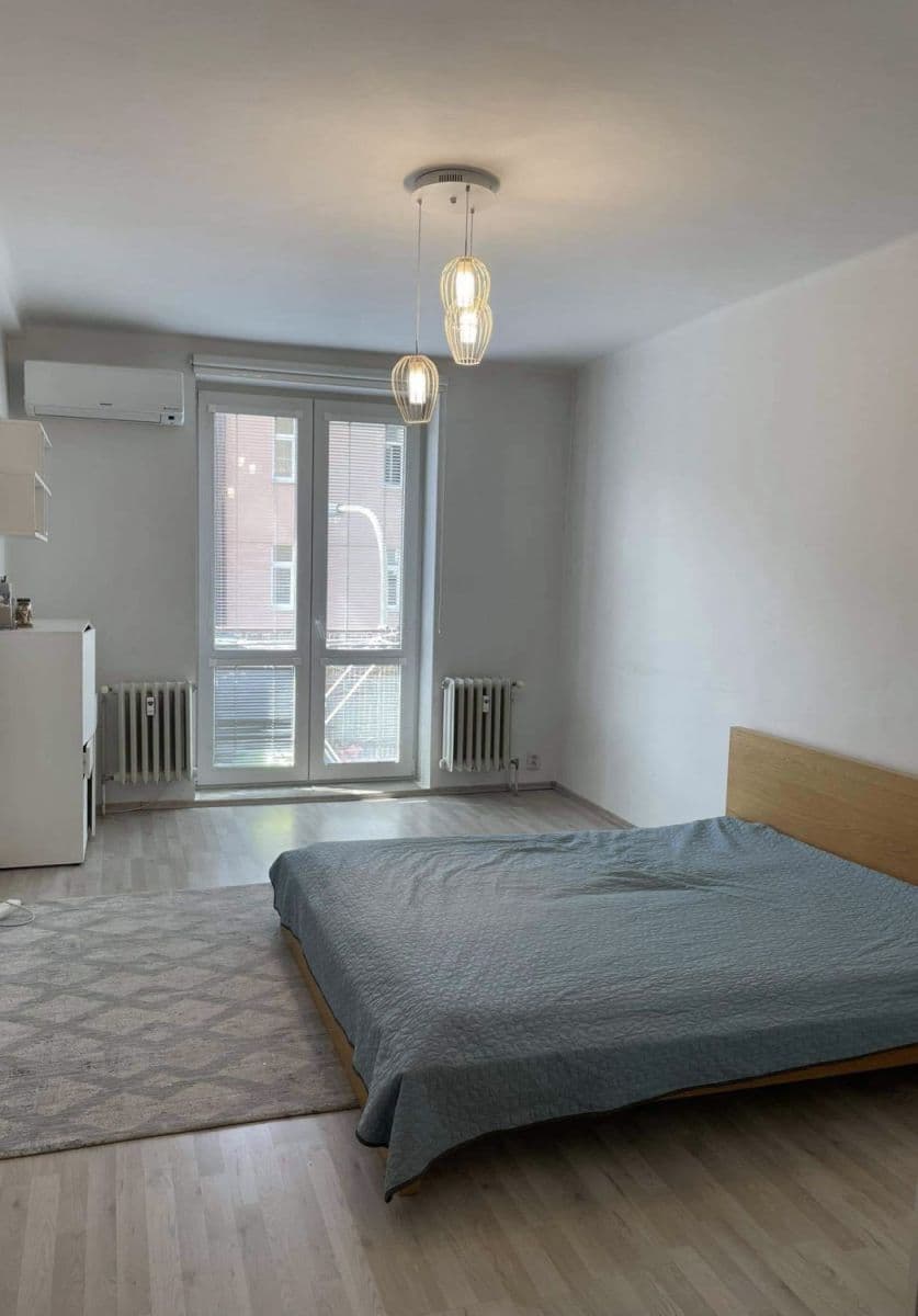 Pronájem bytu  68 m², Lounských, Praha, Praha