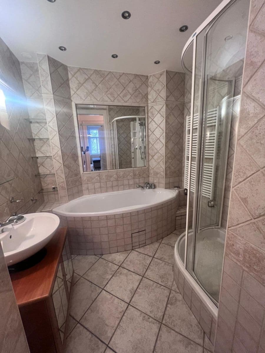 Pronájem bytu  150 m², Korunní, Praha, Praha