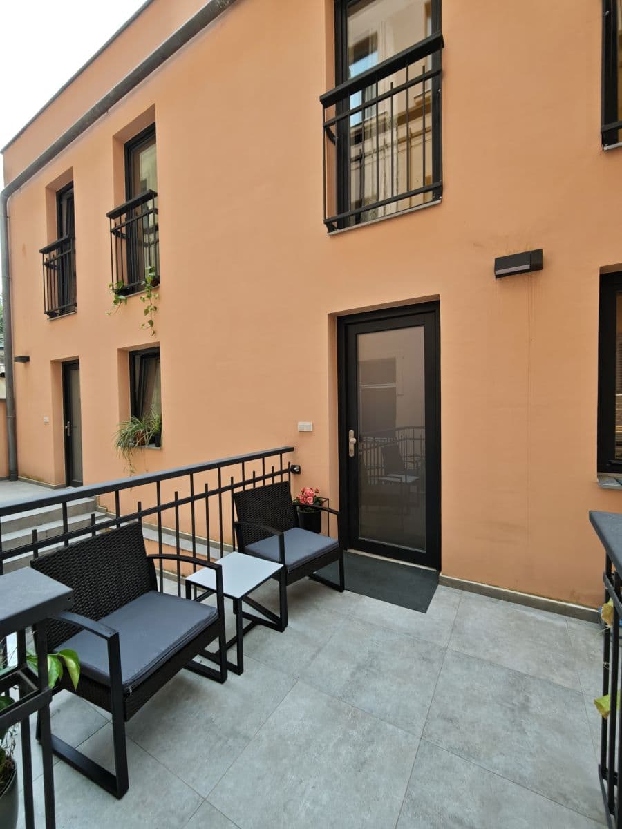 Pronájem bytu  46 m², Pernerova, Praha, Praha
