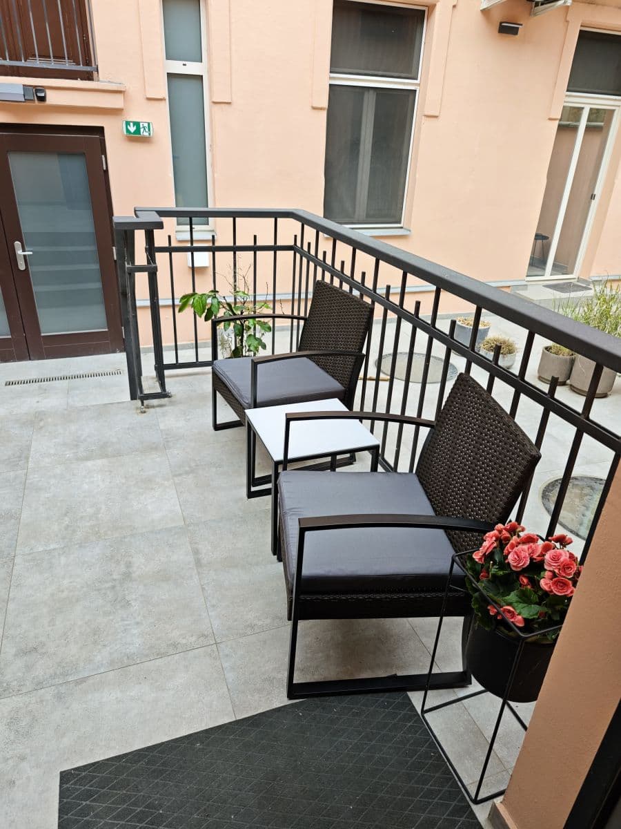 Pronájem bytu  46 m², Pernerova, Praha, Praha