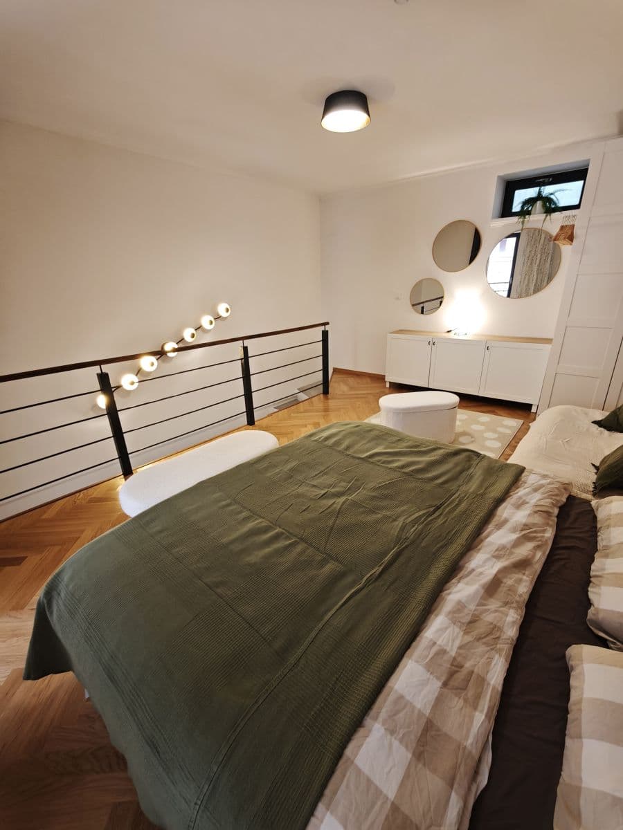 Pronájem bytu  46 m², Pernerova, Praha, Praha