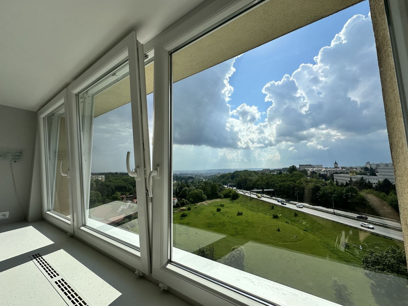Pronájem bytu  24 m², Děčínská, Praha, Praha