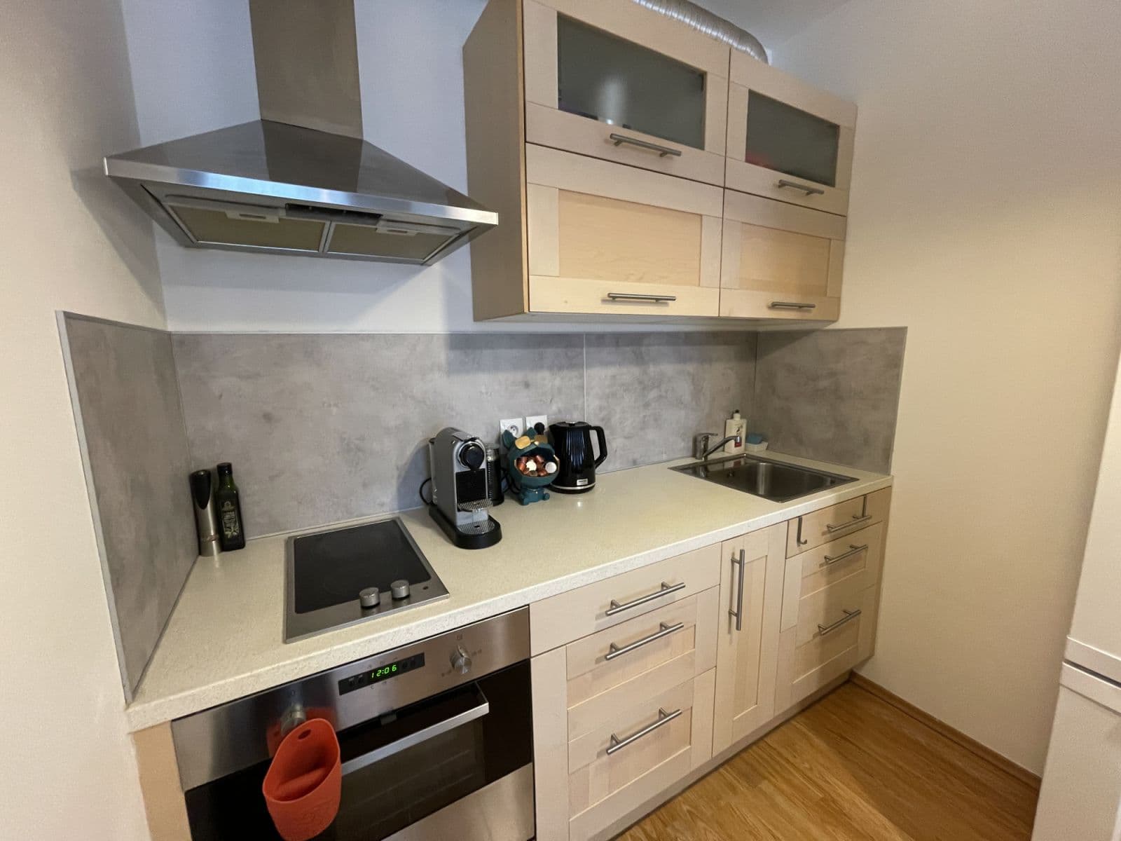 Pronájem bytu  50 m², Pod Harfou, Praha, Praha