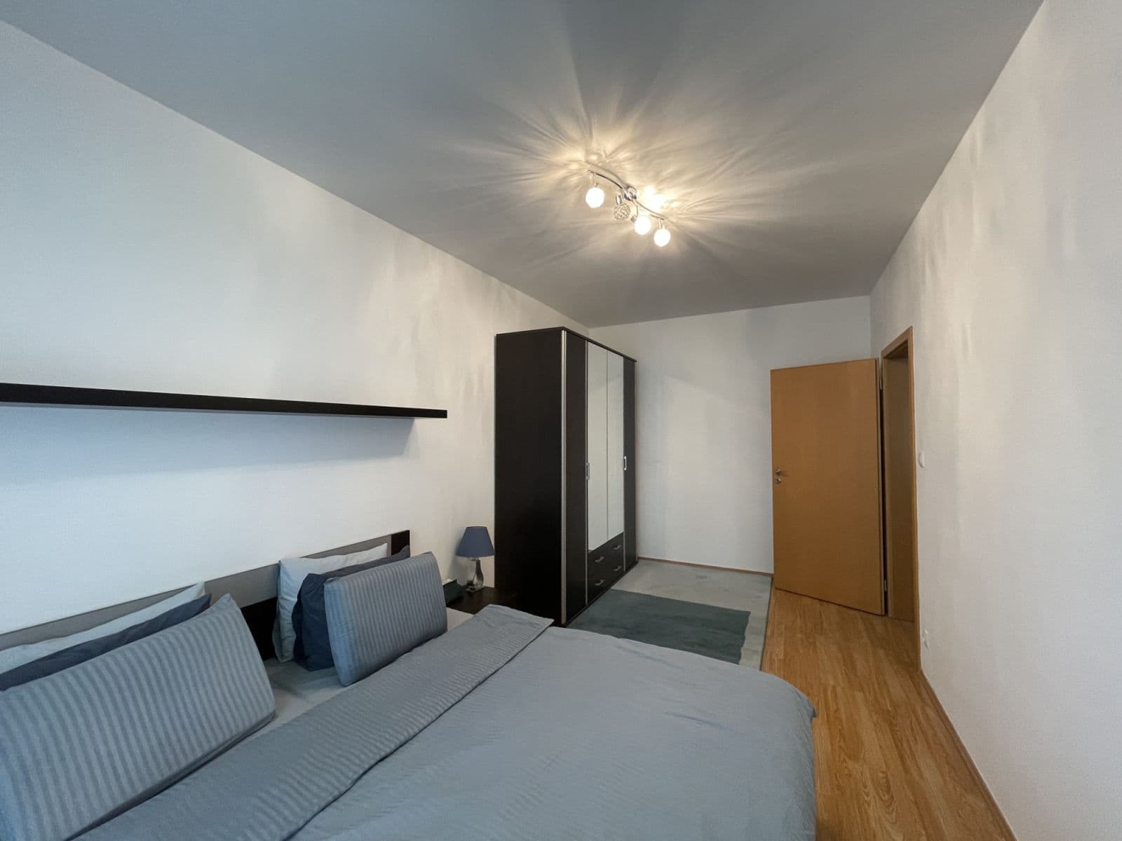 Pronájem bytu  50 m², Pod Harfou, Praha, Praha