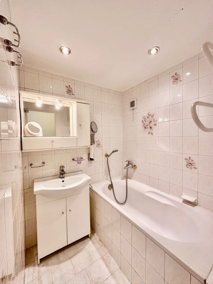 Pronájem bytu  72 m², Mimoňská, Praha, Praha