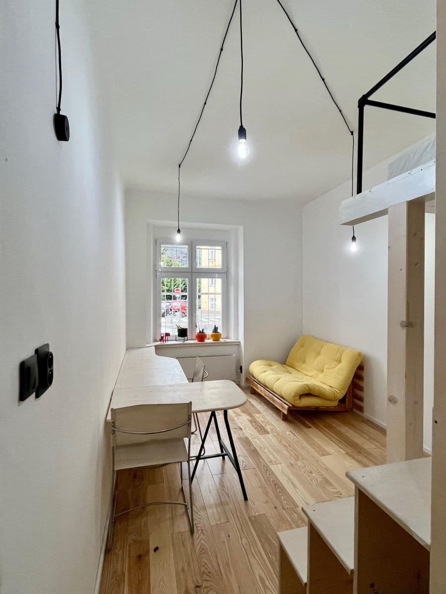Pronájem bytu  20 m², U Uranie, Praha, Praha