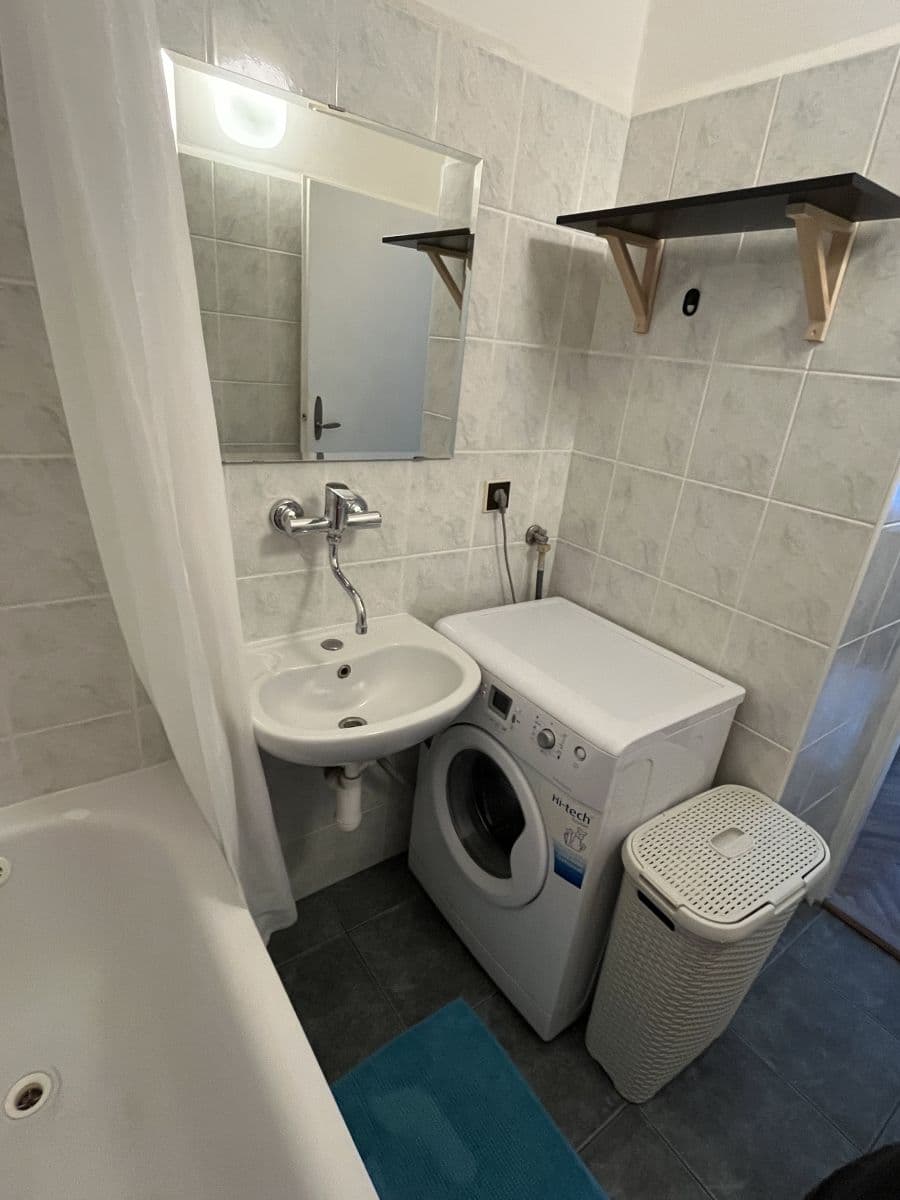 Pronájem bytu  41 m², Kouřimská, Praha, Praha