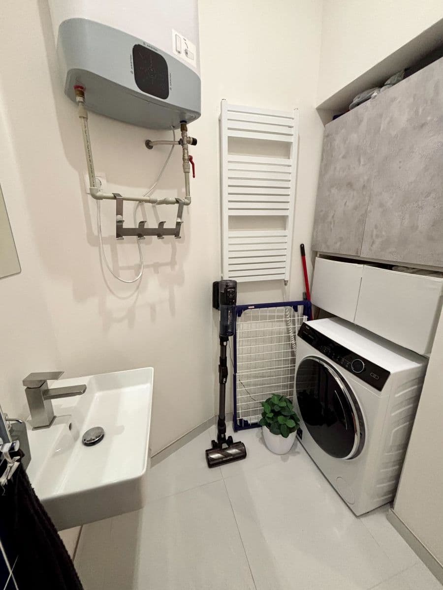 Pronájem bytu  45 m², Zenklova, Praha, Praha
