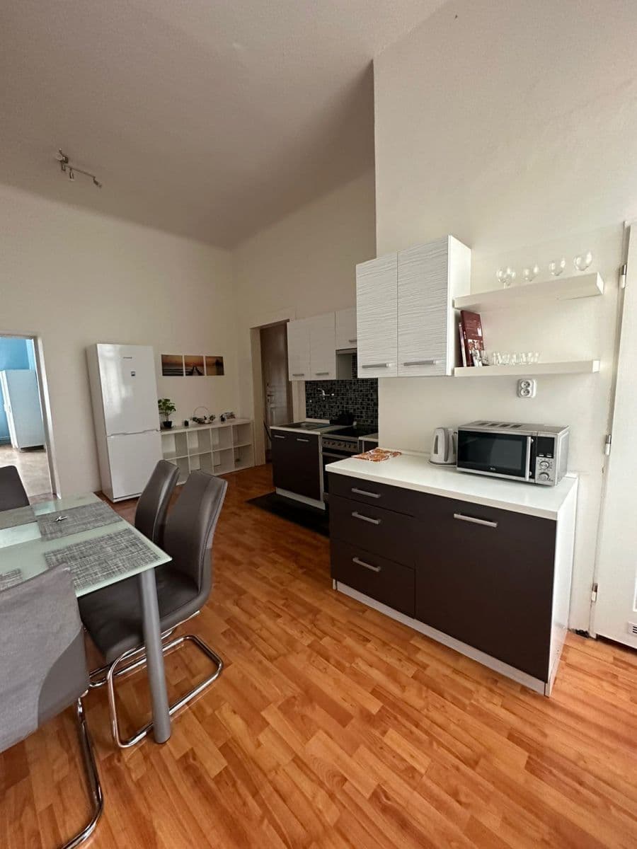 Pronájem bytu  77 m², Jugoslávská, Praha, Praha