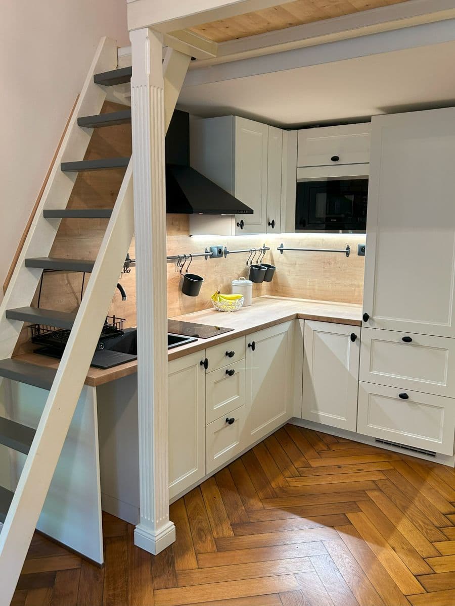 Pronájem bytu  36 m², Pernerova, Praha, Praha