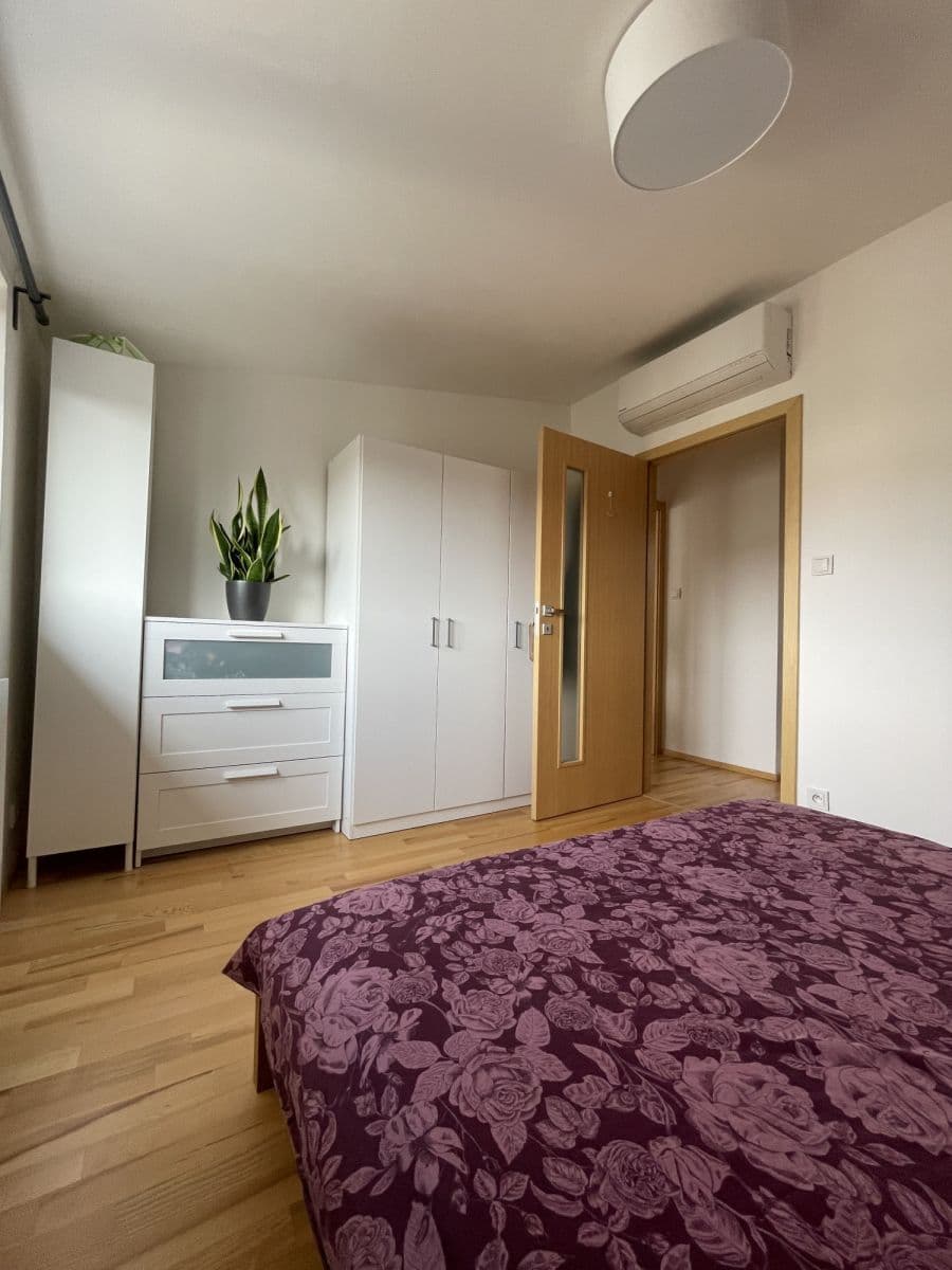 Pronájem bytu  60 m², Národní obrany, Praha, Praha