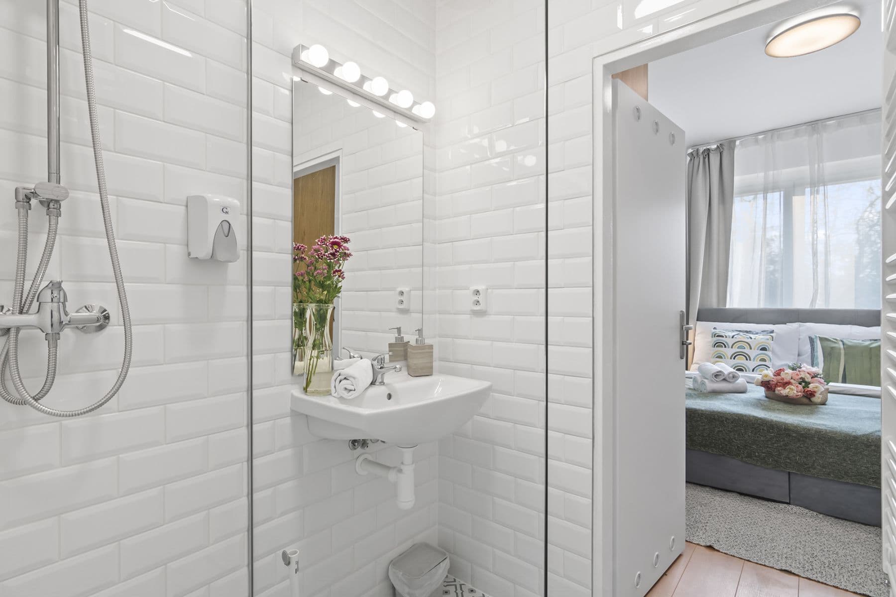 Pronájem bytu  37 m², Kolbenova, Praha, Praha