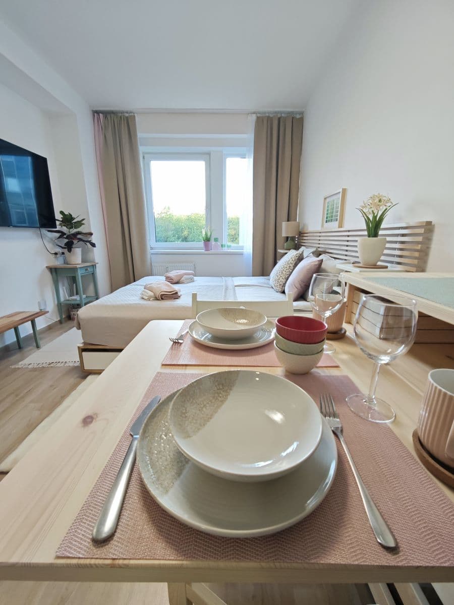 Pronájem bytu  28 m², Peroutkova, Praha, Praha